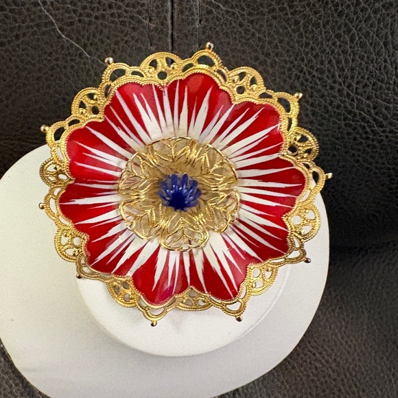 RARE Vintage Gold Floral Enamel Filigree Brooch - Red & White with Navy Center - Picture 7 of 7
